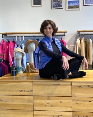 Ramona Bădescu Instagram - Ho acquistato il bellissimo gilet di #falconeri reversibile con cashmere.  Perfetto per ogni stagione!
