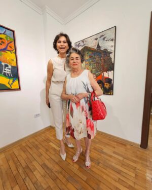 Ramona Bădescu Instagram - Vernisaj la București la un muzeu deosebit, @mamcopavelsusara !
#mama #cultura #museu #bucuresti #arta #lifestyle