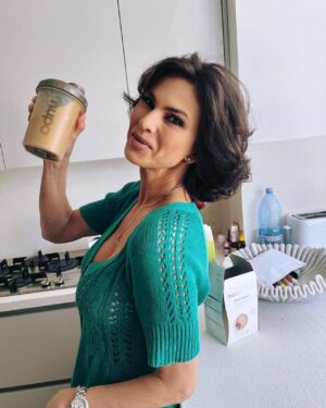 Ramona Bădescu Instagram - Cu @nupo_romania îmi încep săptămâna într-o formă de zile mari. Mă menține în formă și îmi dă tonusul zilnic de care am nevoie. Am dat jos kilogramele în plus cu ajutorul dietei Nupo si sunt foarte incantata de rezultat! #stayfit #stayhealth #nuporomania #ramonabadescuofficial @nupo_romania 
@ideamanpragency