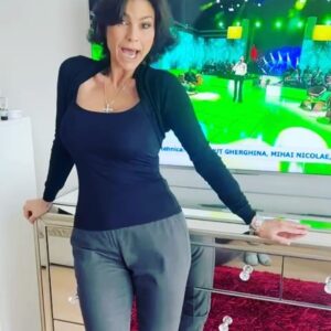 Ramona Bădescu Instagram - Tocmai ce am cântat Saracino la frumoasa emisiune a Marinei Almasan, de pe TVR2! Sper ca m-ați urmărit! #occhioshow #ramonabadeacuofficial #canzoneitaliana #artista #tvshow