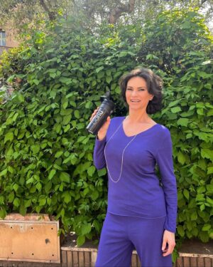Ramona Bădescu Instagram - Dragii mei, sunt foarte fericită și vreau să împart cu voi acest lucru. Am descoperit de curând @nupo_românia și acum, după mesele de sărbători, această dietă de slăbit scandinavă este minunată pentru nevoile mele și pentru a mă întreține cât mai bine într-o formă de zile mari. Mi-am propus să mai dau jos câteva kilograme într-un mod sănătos, iar Nupo mă ajută să fac acest lucru și abia aștept să vedeți rezultatul final, însă mai povestim până atunci, pentru că vă țin la curent cu tot ce fac. Stați aproape și dacă și voi vreți să scăpați de ce ați acumulat în ultima perioadă și nu numai, vă invit să vă alăturați dietei Nupo! 🤗❤️

@ideamanpragency 

#nupo #slabeste #dieta #healthydiet #healthyfood