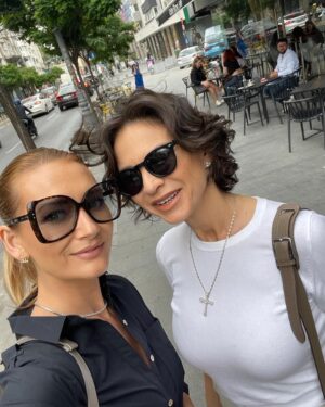 Ramona Bădescu Instagram - La o plimbare pe Calea Victoriei cu Iulia , prietena mea de suflet.  #bucuresti  #prieteni  #plimbare  #romania