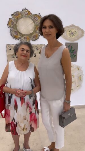 Ramona Bădescu Instagram - Ce lucruri minunate a creat mama mea! Chiar acum sunt expuse la Muzeul Țăranului Roman, in cadrul expoziției Fire, create de nepoata mea @dalinabadescu! #art #artist #artofinstagram