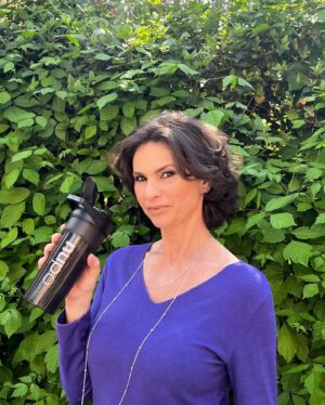 Ramona Bădescu Instagram - Dragii mei, sunt foarte fericită și vreau să împart cu voi acest lucru. Am descoperit de curând @nupo_românia și acum, după mesele de sărbători, această dietă de slăbit scandinavă este minunată pentru nevoile mele și pentru a mă întreține cât mai bine într-o formă de zile mari. Mi-am propus să mai dau jos câteva kilograme într-un mod sănătos, iar Nupo mă ajută să fac acest lucru și abia aștept să vedeți rezultatul final, însă mai povestim până atunci, pentru că vă țin la curent cu tot ce fac. Stați aproape și dacă și voi vreți să scăpați de ce ați acumulat în ultima perioadă și nu numai, vă invit să vă alăturați dietei Nupo! 🤗❤️

@ideamanpragency 

#nupo #slabeste #dieta #healthydiet #healthyfood