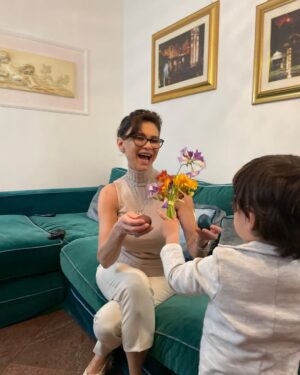 Ramona Bădescu Instagram - Hristos a înviat! Un gând drag tuturor sa aveți sărbători pline de iubire și lumina alături de cei dragi #ramonabadescuofficial #pasqua #familie