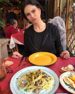 Ramona Bădescu Instagram - A Fregene vicino al mare un pranzo semplice ma speciale . Al ristorante Archetto piato mio preferito spaghetti vongole e bottarga ! Una delizia ! #cucina italiana#spaghetti#mangiaresano