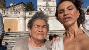 Ramona Bădescu Instagram - O plimbare prin Roma cu mami! 💞#roma #mama #duminica