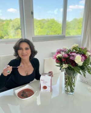 Ramona Bădescu Instagram - Poftiți la masă! @nupo_romania ma ajuta sa ma mențin si sa am greutatea mult dorita! #stayhealth #diet #nupo #eatinggood #tomatosoup🍅 

@ideamanpragency