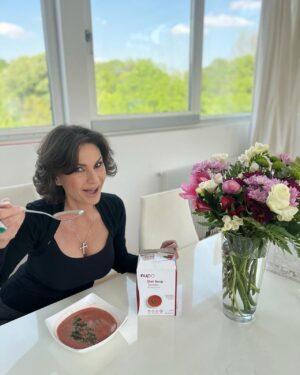 Ramona Bădescu Instagram - Poftiți la masă! @nupo_romania ma ajuta sa ma mențin si sa am greutatea mult dorita! #stayhealth #diet #nupo #eatinggood #tomatosoup🍅 

@ideamanpragency