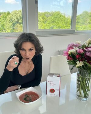 Ramona Bădescu Instagram - Poftiți la masă! @nupo_romania ma ajuta sa ma mențin si sa am greutatea mult dorita! #stayhealth #diet #nupo #eatinggood #tomatosoup🍅 

@ideamanpragency