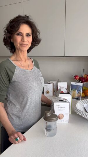 Ramona Bădescu Instagram - Am început dieta @nupo_romania deja de o săptămână, iar acest Diet Shake Caffe Latte este pe gustul meu 🤤. Înlocuiește cafeaua cu succes și îmi ține de foame până la masa de prânz. Slăbește cu Nupo, încercați și voi! 🔊@nupo_romania
@ideamanpragency #diet #healtylife #healty #mychoice #caffelatte #shakeit #goodvibes #goodmorning #nupo #nofilter