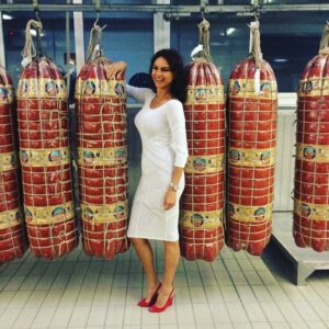Ramona Bădescu Instagram - Amintiri dintr-o fabrica de mortadella din Bologna! #memories #italia #bologna #italianfood #donnaitaliana