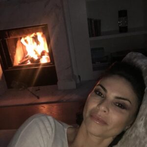 Ramona Bădescu Instagram - Afara ninge liniștit … Noapte buna