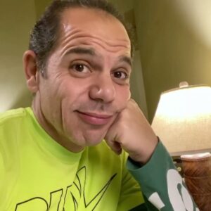 Ramy Imam Instagram - عز الدين ابني احتفل بعيد ميلاده من عشر أيام في جو موسيقي صاخب 😂😂 هو و أصحابه كانوا مشغلين مزيكا بجميع الأنواع 😀الممنوع منها و المرغوب 🤩 و انا بصراحة كان نفسي اروح افرح معاهم ... بس قلت خليهم براحتهم 😆 إليكم ملخص الاحتفالية 🎉🎉 #birthday #birthdaymusic #funny #funnyvideos #loudmusic #birthday_celebration #trendmusic #music #young #youngpeople #dancemonkey #dance #dancing #birthdaymood#مهرجان #مهرجانات