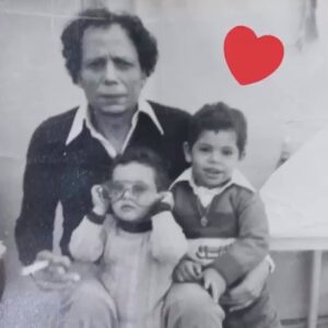 Ramy Imam Instagram - سارة إمام .. اختي ... و مش بس اختي .. دي أمي و صاحبتي و كاتمة أسراري ... دي اللي قضيت طفولتي و شبابي و كبري معاها .... دي اللي شاهدة علي كوارث كتيييير عملتها في حياتي ... بس محدش يسألها عليهم الله يخليكيم 🙈هي السند و الظهر اللي ربنا كرمه بيه بعد الأم و الزوجة ... هي العشرة الطيبة اللي ربنا كرمني بيها لحد النهاردة ... نزلتلي الفيديو ده يوم عيد ميلادي ... شوفت فيه سنين عمرنا و طفولتنا.. و كل حاجة حلوة في حياتنا لحد النهاردة ... ربنا يخليكي لي يا سارة و يحفظك و يياركلك في اسرتك و في صحتك 🙏🏻 @sarahimam153