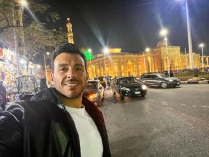 Ramy Radwan Instagram - مسجد السيدة زينب بنت علي بن أبي طالب..بحي السيدة زينب.
يعتبر من أهم المزارات الإسلامية بمصر.
المشهور أن المسجد مبني فوق قبر السيدة زينب بنت علي بن أبي طالب وأخت الحسن والحسين..و يروي بعض المؤرخين أن السيدة زينب كانت قد رحلت إلى مصر بعد معركة كربلاء ببضعة أشهر واستقرت بها 9 أشهر ثم ماتت ودفنت في هذا الموقع. ويروى أن المسجد بني على قبر السيدة زينب من عام 85 هجريا..و تم تجديده عدة مرات..وفي العصر الحالي تمت توسعة المسجد لتتضاعف مساحته تقريبا.
#السيدة_زينب #حي_السيدة #قلب_العاصمة