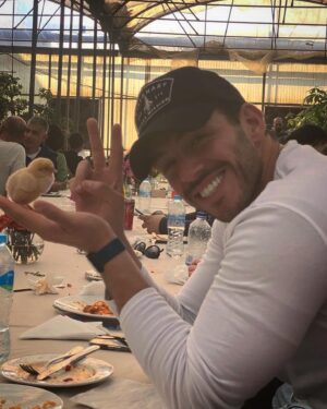 Ramy Radwan Instagram - "يافندم احنا قررنا اننا نشتري كل الكتاكيت اللي في السوق، هنربيها .. الكتاكيت تكبر هتبيض..البيض هيفقس هيطلع كتاكيت..الكتاكيت هتكبر هتبيض..البيض هيفقس يطلع فراخ..ونفضل نفقس ونبيض والفراخ تبيض ونفقس. مشروع يجنن !!
- والمشروع دة هيكلف قد ايه ؟
- أنا حسبتها بالمليم والسحتوت، ١٩ الف وميتين خمسة وتمانين و٦٠٠ مليم .. ده بالبيض." 😂😂😂
#سمير_غانم #يارب_ولد 😍❤️