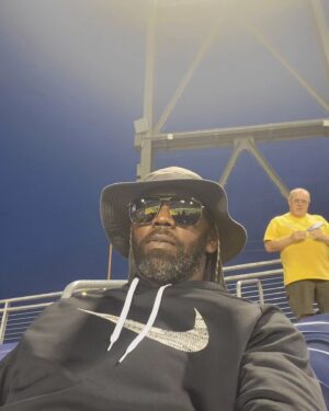 Randy Moss Instagram - My last 2 weeks have been OFF DA CHAIN!!@waltdisneyworld wit my family and had a BLAST!Hooked up with a few 🐐 S @jerryrice @dan13marino sweet feet @emmittsmith22 I didn't get my pic.USFL Championship wit my fam @goodfellasbarbershopclt. The concert was the icing on the cake.Body is ROTTEN rt now but I'm truly BLESSED from above!!🙏🏾🙏🏾🙏🏾❤️❤️❤️❤️