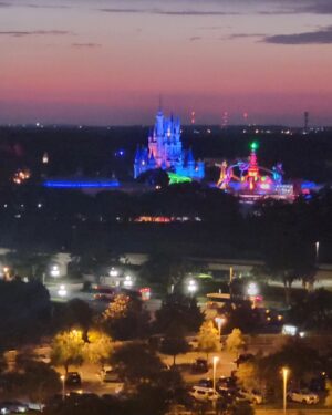 Randy Moss Instagram - My last 2 weeks have been OFF DA CHAIN!!@waltdisneyworld wit my family and had a BLAST!Hooked up with a few 🐐 S @jerryrice @dan13marino sweet feet @emmittsmith22 I didn't get my pic.USFL Championship wit my fam @goodfellasbarbershopclt. The concert was the icing on the cake.Body is ROTTEN rt now but I'm truly BLESSED from above!!🙏🏾🙏🏾🙏🏾❤️❤️❤️❤️