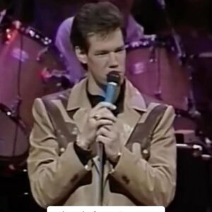 Randy Travis Instagram - Can you guess the time and place for this Randy Travis performance of “Diggin’ Up Bones?” - Team RT #CountryMusic #RandyTravis