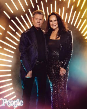 Randy Travis Instagram - Beautiful evening at the @acmawards in TX ⭐️

📷: @katiekauss @people.country