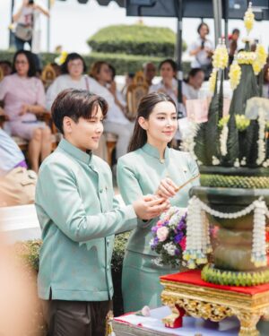 Ranee Campen Instagram - แม่การะเกดได้กลับมาเยือนเมืองสองแควแล้ว🤍 

พิษณุโลก เมืองที่มีตำนานและความสำคัญมายาวนาน ก่อนหน้านี้เบลกับพี่พลอยเคยได้ร่วมสร้างพระนางพญาองค์นี้ตั้งแต่ปี 61 จนวันนี้เบลกับพี่พลอยก็ได้รับโอกาสอีกครั้งให้เป็นประธานผ้าป่าปิดทองพระนางพญาองค์ใหญ่ วัดราชบูรณะ จ.พิษณุโลก พร้อมกับเจ้าภาพร่วมและผู้มีจิตศรัทธา รวมเป็นจำนวน 2,679,756.31 บาท ขออนุโมทนาบุญผู้ร่วมบุญทุกท่านด้วยนะคะ ขอบคุณหลายๆท่านรวมถึงแฟนคลับที่เดินทางมาร่วมบุญกันจากกรุงเทพฯ และจังหวัดอื่นๆ ด้วยค่ะ 

ได้กล่าวถึงจังหวัดนี้มาตั้งแต่บุพเพสันนิวาสจนมาถึงพรหมลิขิต และรู้สึกถึงความผูกพันหรือบุญสัมพันธ์ที่มีกันมา ดีใจที่ได้กลับมาตอบแทนชาวสองแควรวมถึงบรรพบุรุษนะคะ เมื่อปิดทองเสร็จองค์พระคงจะงดงาม มากๆ ขอให้ผู้คนหลั่งไหลกันไปเที่ยวและกราบสักการะกันเยอะๆ นะคะ 🙏🏻