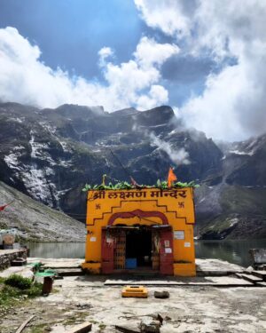 Ranjan Raj Instagram - 1. Hemkund sahib uttarakhand, it's located in the Garhwal Himalaya at an elevation of 4,572 metres (15,000 feet) and it's highest gurudwara in the world .. 😇❤️

2. There is a laxman temple near that kund.. honestly, first time I went to any laxman temple and I feel blessed to see this one, located by such a serene beauty of nature 🤌✨