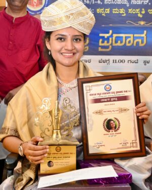 Ranjani Raghavan Instagram - “ಯುವ ಸಾಹಿತ್ಯ ರತ್ನ “ ಪ್ರಶಸ್ತಿ ನನ್ನೆಲ್ಲಾ ಓದುಗರಿಗೆ ಅರ್ಪಣೆ 🙏🏼
Thank you @bahuroopi.official 
ನನ್ನ swipe right ಪುಸ್ತಕ ಓದಿದ್ದೀರ?

Picture credit - @venkyr60