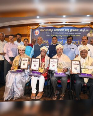 Ranjani Raghavan Instagram - “ಯುವ ಸಾಹಿತ್ಯ ರತ್ನ “ ಪ್ರಶಸ್ತಿ ನನ್ನೆಲ್ಲಾ ಓದುಗರಿಗೆ ಅರ್ಪಣೆ 🙏🏼
Thank you @bahuroopi.official 
ನನ್ನ swipe right ಪುಸ್ತಕ ಓದಿದ್ದೀರ?

Picture credit - @venkyr60