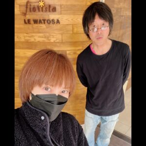 Ranran Suzuki Instagram - 散髪💇‍♀️✨
久しぶりに松本さんとツーショット☺️
いつもより少し毛先をすき気味にしました💨
因みにいつもセットはぜずにカットして軽くブローするのみ👱🏻

体調不良運を溜め込んだお布団も丸洗いして浄化😤

病後ってなんか無性に掃除したり洗ったり何かとスッキリしたくなりますよね👀
流れで風太くんもブラッシングされる（笑）

#表参道
#ショートカット
#ショートヘア
#高校生の頃から切ってもらってる松本さん