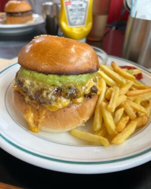Ranran Suzuki Instagram - 先日友達に連れて行って貰って久しぶりにお肉たっぷりのハンバーガーを食べました🍔

最近蘭々さんて普通にお肉とか食べるんですね的な事を言われる事があるんですが👀

はい美味しくいただきますよ☺️普通に

ただ頻度は減りましたけどね😅💨
なんか食べなそうなイメージなのかな（笑）

でも私が元々1番すきなタンパク源は海老と白身魚と卵です☺️🦐❤️

なのでハンバーガーだと普段はエビバーガーとフィッシュバーガー率が高めです🦐✨😋

#アボカドチーズバーガー
#デモデダイナー福生 
#内装がアメリカ🇺🇸
#ホットドッグも今度食べてみたいなぁ👀