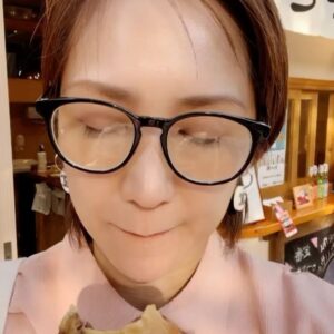 Ranran Suzuki Instagram - 阿佐ヶ谷ぶらりランチのち、いい匂いにつられて…おやつ🥰

あんこが甘過ぎない薄皮のパリパリたい焼き☺️小ぶりだったのでペロリ💨

とても美味しかったので家用にも全種類買ってしまいましたよ🤣

ひと席だけ座れる椅子が外にあったからラッキー✨

#阿佐ヶ谷
#たい焼き
#まめや
#韓国風たい焼き
#阿佐ヶ谷の商店街もとっても楽しい