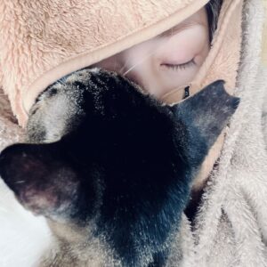 Ranran Suzuki Instagram - 皆さま優しく温かいお言葉本当にありがとうございます。😭
とりあえず熱は下がり全身の痛みも軽減、、完全復活にはまだ数日を要しそうですがお陰様でとりあえずピークは過ぎました💨

時間があると今更どうする事も出来ないと思いつつも…タラレバばかりが頭をぐるぐる…😵‍💫

今回ライブは延期という形になりましたが🥺熟成して楽しみにしてくれていた皆さんに更に良いパフォーマンスがお届けできるよう頑張りたいと思います。。

ハイ…とりあえず引き続き休みます…。

ちなみに風太君の優しさにも癒されております。

私の吐く息
風太君の吐く息で

顔面周りの二酸化炭素濃度が高いのかちょっと息苦しいです…

#風太君
#急に顔面を枕に…
#なんで