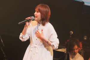 Ranran Suzuki Instagram - やついフェス写真☺️
「キミとボク」
1998年に発売されたこの歌を
2024年のやついフェスで歌うことになる未来をいったい誰が予測できたでしょうか。（笑）

人と人のめぐりあいは
砂の粒程の奇跡さ

キミとボクは昔からの
恋人のように抱き合う

そんな出会いの奇跡を唄った歌なんですけど…

この歌詞に引っ張られるように
90年代に出会った人や物との出会いが今の私に活きています✨

ここ最近また私の周りにちりばめられた新たな出会いからはこの先どんな奇跡が生まれるのでしょうか👀

めぐりあいの奇跡は私だけに訪れているわけではなくて

生きている人全員に満遍なく訪れている訳ですが…

っていうか誰❓この全く自分では意図してないマッチングを操作しているのはっ‼️

ミステリ〜（笑）

Photo by nishinaga "saicho" 

#yatsuifestival2024