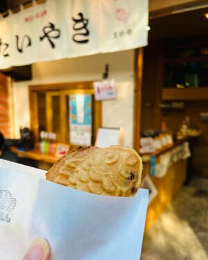 Ranran Suzuki Instagram - 阿佐ヶ谷ぶらりランチのち、いい匂いにつられて…おやつ🥰

あんこが甘過ぎない薄皮のパリパリたい焼き☺️小ぶりだったのでペロリ💨

とても美味しかったので家用にも全種類買ってしまいましたよ🤣

ひと席だけ座れる椅子が外にあったからラッキー✨

#阿佐ヶ谷
#たい焼き
#まめや
#韓国風たい焼き
#阿佐ヶ谷の商店街もとっても楽しい