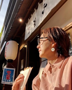 Ranran Suzuki Instagram - 阿佐ヶ谷ぶらりランチのち、いい匂いにつられて…おやつ🥰

あんこが甘過ぎない薄皮のパリパリたい焼き☺️小ぶりだったのでペロリ💨

とても美味しかったので家用にも全種類買ってしまいましたよ🤣

ひと席だけ座れる椅子が外にあったからラッキー✨

#阿佐ヶ谷
#たい焼き
#まめや
#韓国風たい焼き
#阿佐ヶ谷の商店街もとっても楽しい