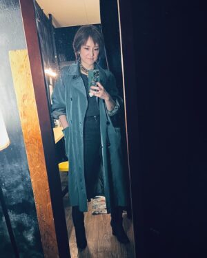 Ranran Suzuki Instagram - 立川さんのBirthday Live無事に終わりました〜☺️✨

あぁ相変わらず緊張したなぁ‥人前で歌う時が1番緊張します🥺

しかしベースを弾いている立川さんホントカッコいいです✨✨✨👍

いつまでもカッコいいイケオジとして素敵な音楽を提供してください❤️

立川さんが作曲してくれた迷宮輪舞曲もRainも大好きです☺️
めちゃくちゃ歌うの難しいけど🙄

ハッピーバースデー🎂🎊🎁🎉😘

#衣装はRainをイメージしてレインコート風