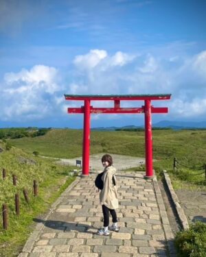 Ranran Suzuki Instagram - 何気に7年ぶりの箱根神社⛩️☺️
今年は辰年だしって事で参拝✨
インバウンドの方々が沢山来ていたので人が入らないように写真を撮るのがなかなか難しかったけれどタイミングを見計らってパシャ（笑）😆

綺麗なものが沢山見られてわたし
嬉しい☺️✨

一緒に行った仲間達も皆癒し系の人達なので居心地が良すぎました☺️

歳は皆近いんですけど見習う事が本当にたっくさん‼️

人から学ぶ事って本当に多いです。

あ、勿論歴史からも学ぶ事は沢山ありますけどね👀

ところで今回の旅はなんだかとっても不思議で

前日、数時間の間に8888の数字に4回も遭遇して

当日も8888に2回遭遇の8888祭りでした🎉🎉🎉🎉😂

見るたびにニコ生かっ‼️って心でツッコミを入れつつ…

でもこんなに短期間での遭遇率はなかなか無かったのでちょっと怖いくらいでした…👀💧

からのっ‼️

帰り際に目の前から今度は9999ナンバーの車っ‼️😳

8、9、…って事は…

次は10のゾロ目が来るのかなっ⁉️😂

#箱根神社
#箱根神社元宮
#九頭龍神社 
#はつ花そば本店 
#箱根吟遊
#吟遊のテラスから見た雲まるで🐉みたい👀
#雲から覗く太陽はまるで🐉が持っている玉みたい☺️