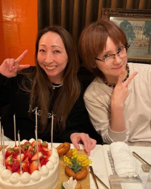 Ranran Suzuki Instagram - 昨夜は広尾にあるエピキュールでCHIHARUさんのバースデー🎂🎈☺️

相変わらずシェフの👨‍🍳料理は美味しかった✨毎日通いたいくらいです（笑）

毎年毎年思い出話しに花を咲かせる私達🤣

千春さんとは8つ離れているけれどその頃のダンス界隈の話しを聞くのはいつもとても楽しいです☺️

過去を楽しく語れるって例え今に至るまでに悲喜交々あったとしても

全てがいい感じに昇華されてる証ですよね✨

trf のBOY MEETS GIRLって曲の歌詞に
【出会いこそ運命の宝探しだね】っていう部分がありますけども

産まれてから眠らずに1秒毎に握手したとしても死ぬまでに（例えば80歳まで）

🌏地球の人口全員と握手することは出来ないって事らしいです。

その中で出会ってここまで続いてるんだから凄いですよね（笑）

因みに千春さんは本当に粘り強い性格で昔からそこも凄いなぁって思って尊敬してます。

#オーガニック野菜
#グラスフェッドビール
#あんこう
#低糖質
#グルテンフリー
#乳製品不使用
#ビーガン対応
#広尾
#エピキュール
#ダイズとこんにゃくのパン撮り忘れた😩