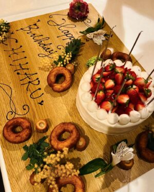 Ranran Suzuki Instagram - 昨夜は広尾にあるエピキュールでCHIHARUさんのバースデー🎂🎈☺️

相変わらずシェフの👨‍🍳料理は美味しかった✨毎日通いたいくらいです（笑）

毎年毎年思い出話しに花を咲かせる私達🤣

千春さんとは8つ離れているけれどその頃のダンス界隈の話しを聞くのはいつもとても楽しいです☺️

過去を楽しく語れるって例え今に至るまでに悲喜交々あったとしても

全てがいい感じに昇華されてる証ですよね✨

trf のBOY MEETS GIRLって曲の歌詞に
【出会いこそ運命の宝探しだね】っていう部分がありますけども

産まれてから眠らずに1秒毎に握手したとしても死ぬまでに（例えば80歳まで）

🌏地球の人口全員と握手することは出来ないって事らしいです。

その中で出会ってここまで続いてるんだから凄いですよね（笑）

因みに千春さんは本当に粘り強い性格で昔からそこも凄いなぁって思って尊敬してます。

#オーガニック野菜
#グラスフェッドビール
#あんこう
#低糖質
#グルテンフリー
#乳製品不使用
#ビーガン対応
#広尾
#エピキュール
#ダイズとこんにゃくのパン撮り忘れた😩