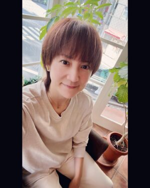 Ranran Suzuki Instagram - 日中は暖かくても朝晩は冷える季節に突入しました💨

今日はだいーぶ久しぶりに銀座BXにてセルバスター✨蒸されて滝汗かいてリンパを流して貰って身体中がホカホカになりました🥰

はぁ〜💨気持ちよかったぁ✨✨✨

実はコロナ禍に入ってからダンスレッスンもご無沙汰していて😞

なんだかんだであっという間に数年経ってしまいまして…💀

筋肉も落ちてしまったし流石にまずい！！と思って週1でレッスンを再開‼️

したのは良いんですけど

身体中が痛い…🙄

翌日なんか関節等もギシギシしていて💀

筋肉痛も含めあらゆる痛、からの復活が明らかに遅くなっている…🙄

数年のサボりはもうマイナスからのスタートかもしれません。。

血流を良くしつつ栄養補給もしないと筋肉疲労は復活しないのでビタミンや鉄等がバランス良く入っているサプリも購入💨

家に帰ったらクエン酸も飲みます💨

低分子コラーゲン、ヒアルロン酸、コンドロイチン…軟骨に良さそうな全てのものが詰まっているサプリも飲みます💨

しばらくはもう飲んで飲んで

飲みまくってやります💨😤

#銀座bx 
#セルバスター
#久しぶりにダンスレッスンに復活して思う
#凄い運動量💦