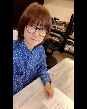 Ranran Suzuki Instagram - 2023年7月26日遂に初のベストアルバムが発売となります✨
ジャケットが完成しました🤗
もう個人で歌う事など2度と無いと思っていた私なんですが…

2018年にご縁でキミとボクが好きすぎるプロデューサー立川さんと。ポンキッキーズの作家であった舘川さんの協力の元20数年の時を経て

配信で新曲
迷宮輪舞曲を発表、LIVEを開催する運びとなり…

そこで長い間私の歌を好きでいてくれたファンの人達との再会＆LIVE会場での握手…

からまた更なる縁が繋がり😂
今度はエイベックス時代のディレクター恩田さんと当時のマネージャー衣川くんの協力の元、

Just do it do it over
Mother
ビュリホービュリホーを発表、配信する運びとなり…

そこから今度は私のそもそもの歌手デビューを担当した塚本さんと当時のダブルオーレコード社長、川原さんと繋がり…

時はぐんぐん進んでいるのに縁だけはどんどん遡る感じで…結果古巣のSONYからベルトアルバムを発売する事になると言うとても不思議な気運に巻かれている今です…

自分でも予測していなかったこの流れに自分が1番驚いています。

また京平さんはもうこの世にはいないけれど…

昭和歌謡、pops界のレジェンドとなった京平さんが当時残してくれた曲を一新し

戦場のラブレター

というタイトルで新曲も収録されます。

20歳で京平さんの曲でデビューさせてもらって

27年経って再び京平さんの曲を歌わせてもらうなんて…

当時の懐かしいスタッフとワイワイ思い出話しに花を咲かせながら制作する現場では

忙殺の為に忘れてしまっていた、過去のさまざまな事を思い出したりして

人生を進みながら今になってまた生き直しをしているような…
なんとも言えない不思議な気持ちになりました。

デビュー前に関係者だけに配られた幻のCD what’s up！！

からも2曲選曲して収録してあります🤣

正直かなり小っ恥ずかしい拙い洋楽のカバーですが（笑）

でも当時とにかく好きだからこの曲を歌いたい！と言う勢いだけで歌った若さ故の初々しさもまた面白いと思います。☺️

懐かしい曲達も新たなマスタリングで音圧？に今っぽい深みがプラスされてとても聞き応えのある音になっています‼️

後半の新曲3曲も新たな宝物のようで3曲ともそれぞれに素敵な仕上がりになったので是非多くの方に聞いて貰いたいです✨

どうぞよろしくね🤗
またレコーディング風景などもちょくちょくアップしていきます💨

7月26日発売
鈴木蘭々ベストアルバム
【All Time best Yesterday ＆Today】

01. 泣かないぞェ
02. なんで なんで ナンデ？
03. kiss
04. magic
05. ・・・of you
06. Shoobie Doobie Doing!
07. キミとボク
08. 迷宮輪舞曲
09. Mother
10. Just Do it, Do it over
11. Meet The Flintstone
12. Bye Bye Baby
13. Rain（新曲）
14. 戦場のラブレター（新曲）
15. 明日、またね、、、。（新曲）
＜ボーナストラック＞
16. キミとボク（リモートバージョン）

追記💨3人で写っている写真は泣かないぞエ時代のディレクター塚本さんと川原（平井夏美）さん👀
後ろ姿はミックスの稲葉さん☺️
私もう今年48歳だというのに
にこの現場では若い部類という脅威の現場でした🤣