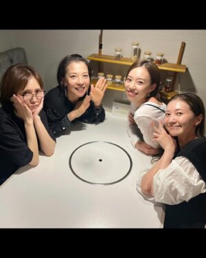 Ranran Suzuki Instagram - 今夜はミュージカルビッグフィッシュ🐟で共演した
霧矢さんとねねとねねの妹ちゃんと築地で女子会☺️❤️

最初のあっさりめのスープから具材によって新たな味のスープを足して行って

最後、豆の麺を投入する頃にはとても複雑な味わいのスープに変わっているという味変が楽しめる薬膳鍋をいただきました🍲

お野菜も勿論だけれどお肉に甘味と旨みがあってとっても美味しかったですです✨😋

そして楽しかったぁ🥰

また集まる約束をしました（笑）

#築地
#フードラボ築地
#薬膳鍋
#無添加