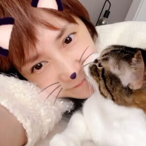 Ranran Suzuki Instagram - マロちゃんになった気分（笑）

#猫
#風太くん
#やさしい
#そろそろ密着が心地よい季節となってまいりました🍂
