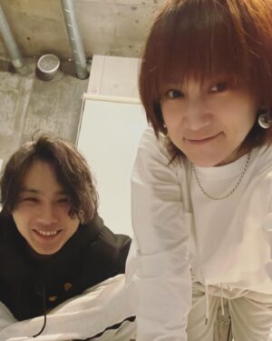 Ranran Suzuki Instagram - 今日はやすし先生とダンス（笑）😂

というかやすしがまだ10代だったあの頃から20年近く経ってまさかこんな風にダンスを教えて貰う事になるとは一体誰が想像出来たでしょうか🤣

ジャニーズの件でYahooのトップニュースに出て来た時は顎が外れるほどびっくりしたけど(OvO)

ある種それがきっかけでまたこんな風に一緒に踊れる日が来るとは…

人生って何が起こるか本当にわからないですねぇ☺️

いや、実はですね、私達むかーし同じ先生の元で一生懸命ジャスダンスを習っていた仲間なんです（笑）

私はコロナの前あたりからダンスは随分ご無沙汰になっちゃったんだけど

健康の為にまた身体を動かそうと思って
最近うっかりヒップホップダンス始めたんだよね、上達は遅いんだけどって言ったら👀

やすし先生が教えてくれると（笑）

そんな流れ💨

でも…あの…

今日の振り付け全然ヒップホップじゃ無いんですけどっていう😂

私の曲をたいそう気に入ってくれた
やすし✨

な訳なので、今日はこんな感じになったそうです🕺

しかしたったこれくらいを覚えるのに私達はいったい何時間スタジオに居たんでしょうか🙄

まったく振り覚えの悪い生徒ですいません…💀

あと3日くらい練習出来たらもう少し上手くなれる気がします…😓

ところで今、人生の正念場とも言える状況を迎えているやすし👀

生きてると本当色々あるけど頑張って欲しいです。

今日のレッスンの模様はやすしのYouTubeで見られる日が来るかも？👀

最近始めたんだってさYouTube💨

動画出来たらほったらかしになってる私のチャンネルにも便乗して載せさせて貰おうかな…(￣∀￣)

#橋田康
#ダンス
#最後やっと間違わないで出来て静かに喜ぶ
#迷宮輪舞曲
#人を傷つけるのも人だけど
#救ってくれるのもまた人
#お互い色々成長しました