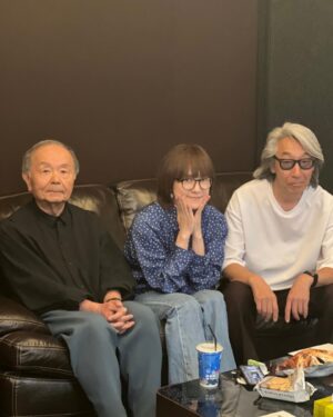 Ranran Suzuki Instagram - 2023年7月26日遂に初のベストアルバムが発売となります✨
ジャケットが完成しました🤗
もう個人で歌う事など2度と無いと思っていた私なんですが…

2018年にご縁でキミとボクが好きすぎるプロデューサー立川さんと。ポンキッキーズの作家であった舘川さんの協力の元20数年の時を経て

配信で新曲
迷宮輪舞曲を発表、LIVEを開催する運びとなり…

そこで長い間私の歌を好きでいてくれたファンの人達との再会＆LIVE会場での握手…

からまた更なる縁が繋がり😂
今度はエイベックス時代のディレクター恩田さんと当時のマネージャー衣川くんの協力の元、

Just do it do it over
Mother
ビュリホービュリホーを発表、配信する運びとなり…

そこから今度は私のそもそもの歌手デビューを担当した塚本さんと当時のダブルオーレコード社長、川原さんと繋がり…

時はぐんぐん進んでいるのに縁だけはどんどん遡る感じで…結果古巣のSONYからベルトアルバムを発売する事になると言うとても不思議な気運に巻かれている今です…

自分でも予測していなかったこの流れに自分が1番驚いています。

また京平さんはもうこの世にはいないけれど…

昭和歌謡、pops界のレジェンドとなった京平さんが当時残してくれた曲を一新し

戦場のラブレター

というタイトルで新曲も収録されます。

20歳で京平さんの曲でデビューさせてもらって

27年経って再び京平さんの曲を歌わせてもらうなんて…

当時の懐かしいスタッフとワイワイ思い出話しに花を咲かせながら制作する現場では

忙殺の為に忘れてしまっていた、過去のさまざまな事を思い出したりして

人生を進みながら今になってまた生き直しをしているような…
なんとも言えない不思議な気持ちになりました。

デビュー前に関係者だけに配られた幻のCD what’s up！！

からも2曲選曲して収録してあります🤣

正直かなり小っ恥ずかしい拙い洋楽のカバーですが（笑）

でも当時とにかく好きだからこの曲を歌いたい！と言う勢いだけで歌った若さ故の初々しさもまた面白いと思います。☺️

懐かしい曲達も新たなマスタリングで音圧？に今っぽい深みがプラスされてとても聞き応えのある音になっています‼️

後半の新曲3曲も新たな宝物のようで3曲ともそれぞれに素敵な仕上がりになったので是非多くの方に聞いて貰いたいです✨

どうぞよろしくね🤗
またレコーディング風景などもちょくちょくアップしていきます💨

7月26日発売
鈴木蘭々ベストアルバム
【All Time best Yesterday ＆Today】

01. 泣かないぞェ
02. なんで なんで ナンデ？
03. kiss
04. magic
05. ・・・of you
06. Shoobie Doobie Doing!
07. キミとボク
08. 迷宮輪舞曲
09. Mother
10. Just Do it, Do it over
11. Meet The Flintstone
12. Bye Bye Baby
13. Rain（新曲）
14. 戦場のラブレター（新曲）
15. 明日、またね、、、。（新曲）
＜ボーナストラック＞
16. キミとボク（リモートバージョン）

追記💨3人で写っている写真は泣かないぞエ時代のディレクター塚本さんと川原（平井夏美）さん👀
後ろ姿はミックスの稲葉さん☺️
私もう今年48歳だというのに
にこの現場では若い部類という脅威の現場でした🤣