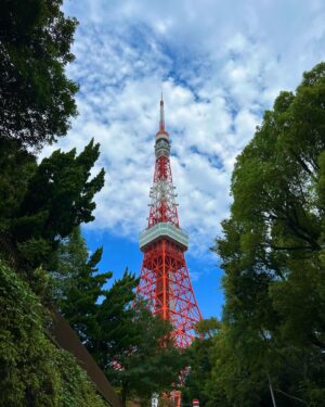 Ranran Suzuki Instagram - バイバイ👋地球🌏😘

東京🗼タワーから月へひとっ飛び🌕

こんなにちっさい掌サイズの探査機YAOKIが👀NASAの月探索プロジェクトに参加するんですってよ💨

凄いねぇ…

私にとって東京タワーって🗼思い出の場所なんですよね☺️

まだ何にも持っていなかった学生時代、息抜きで学校帰りにふらっと遊びに来ては遠くを眺めて色んな未来を想像したり☺️今は無き懐かしの蝋人形館できゃっきゃ言いながら遊んだりした場所なんです

その時既に古めかしい昭和レトロを楽しめる場所だった東京タワー🗼

でも今は全く様変わりした東京タワー😆

新しくなってからも来てますけど今回は遊びでは無く仕事の打ち合わせで来訪💨

でもちゃんと遊んで帰りました（笑）

ところで
なんでなんでナンデ？の歌詞は学生時代、芸能の仕事をしつつ弁当屋でもバイトしながら勉強＆レッスンも頑張っていた私が

ここの展望台から遠くを眺めて色んな事を考えていた瞬間の切り取りなんです

余談でした（笑）

#東京タワー
#夜景も大好き
#フードコートも必ず使用❤️
#外国人多し
#ラーメンが人気だった
