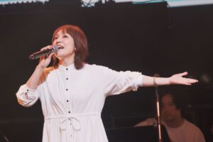 Ranran Suzuki Instagram - やついフェス写真☺️
「キミとボク」
1998年に発売されたこの歌を
2024年のやついフェスで歌うことになる未来をいったい誰が予測できたでしょうか。（笑）

人と人のめぐりあいは
砂の粒程の奇跡さ

キミとボクは昔からの
恋人のように抱き合う

そんな出会いの奇跡を唄った歌なんですけど…

この歌詞に引っ張られるように
90年代に出会った人や物との出会いが今の私に活きています✨

ここ最近また私の周りにちりばめられた新たな出会いからはこの先どんな奇跡が生まれるのでしょうか👀

めぐりあいの奇跡は私だけに訪れているわけではなくて

生きている人全員に満遍なく訪れている訳ですが…

っていうか誰❓この全く自分では意図してないマッチングを操作しているのはっ‼️

ミステリ〜（笑）

Photo by nishinaga "saicho" 

#yatsuifestival2024