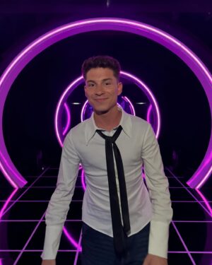 Raoul Vázquez Instagram - GALA 2 de @tucaramesuena, otra semana más afrontando retos que consideraba imposible hacer.
Está siendo una experiencia única. Gracias a todos. El equipo es lo más y vuestro cariño me deja el 💘 calentito. Os quiero🫶🏼🌸

Fotografía x @joseirun_fotografia 
Estilismo x @ma.rogat