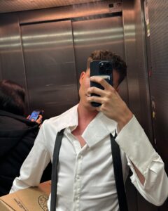 Raoul Vázquez Instagram - GALA 2 de @tucaramesuena, otra semana más afrontando retos que consideraba imposible hacer.
Está siendo una experiencia única. Gracias a todos. El equipo es lo más y vuestro cariño me deja el 💘 calentito. Os quiero🫶🏼🌸

Fotografía x @joseirun_fotografia 
Estilismo x @ma.rogat